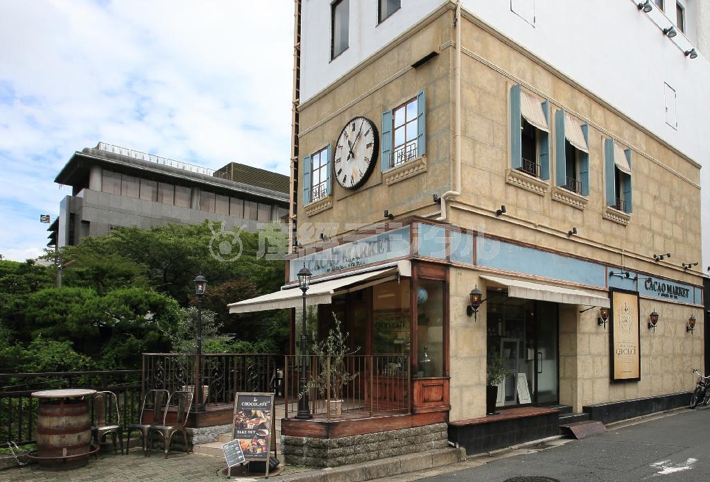 シックな外観と、鴨川を間近に臨む絶好のロケーションで休日には多くの観光客で賑わう「カカオ＿マーケット＿バイ＿マリベル」＝２０１４年８月２９日、京都市東山区（恵守乾撮影）