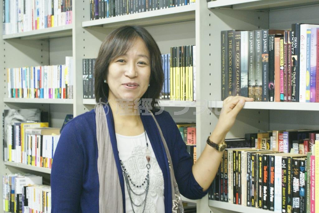 「仲良くなるコツはお酒かな」と笑う、作家の佐々凉子さん＝２０１４年９月３日（塩塚夢撮影）