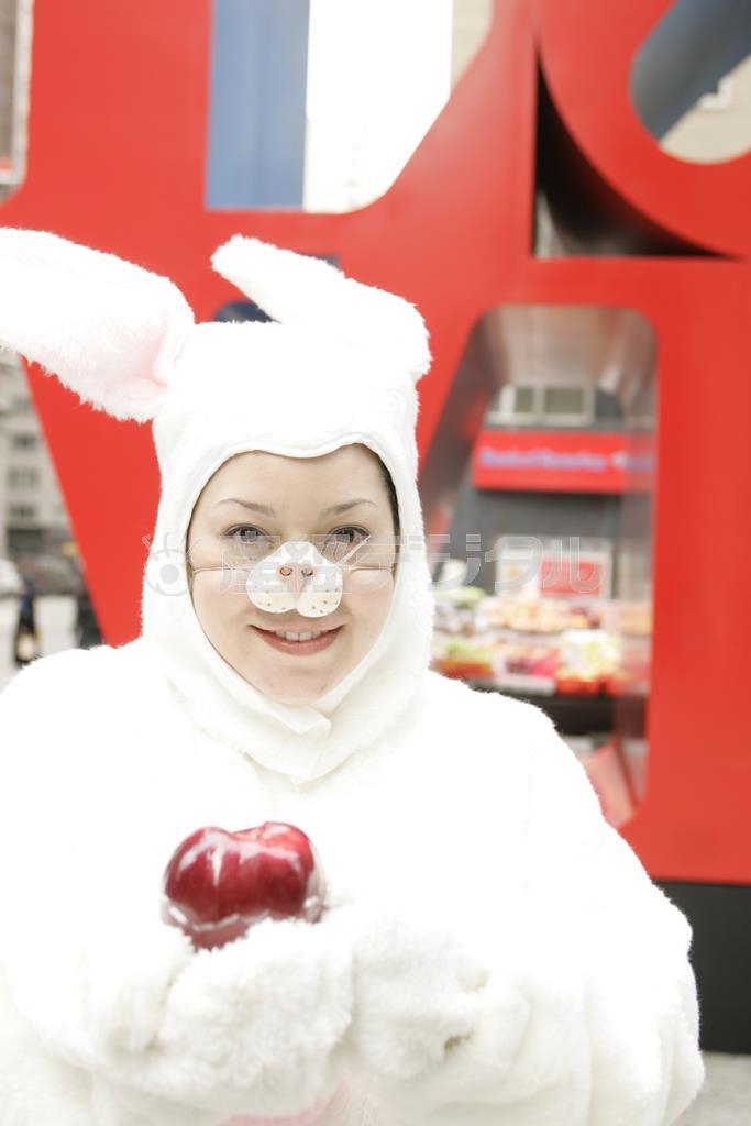 被写体を真ん中に置かず（日の丸構図にせず）左に寄せて、奥の風景が見えるように撮りました（須藤夕子さん撮影）