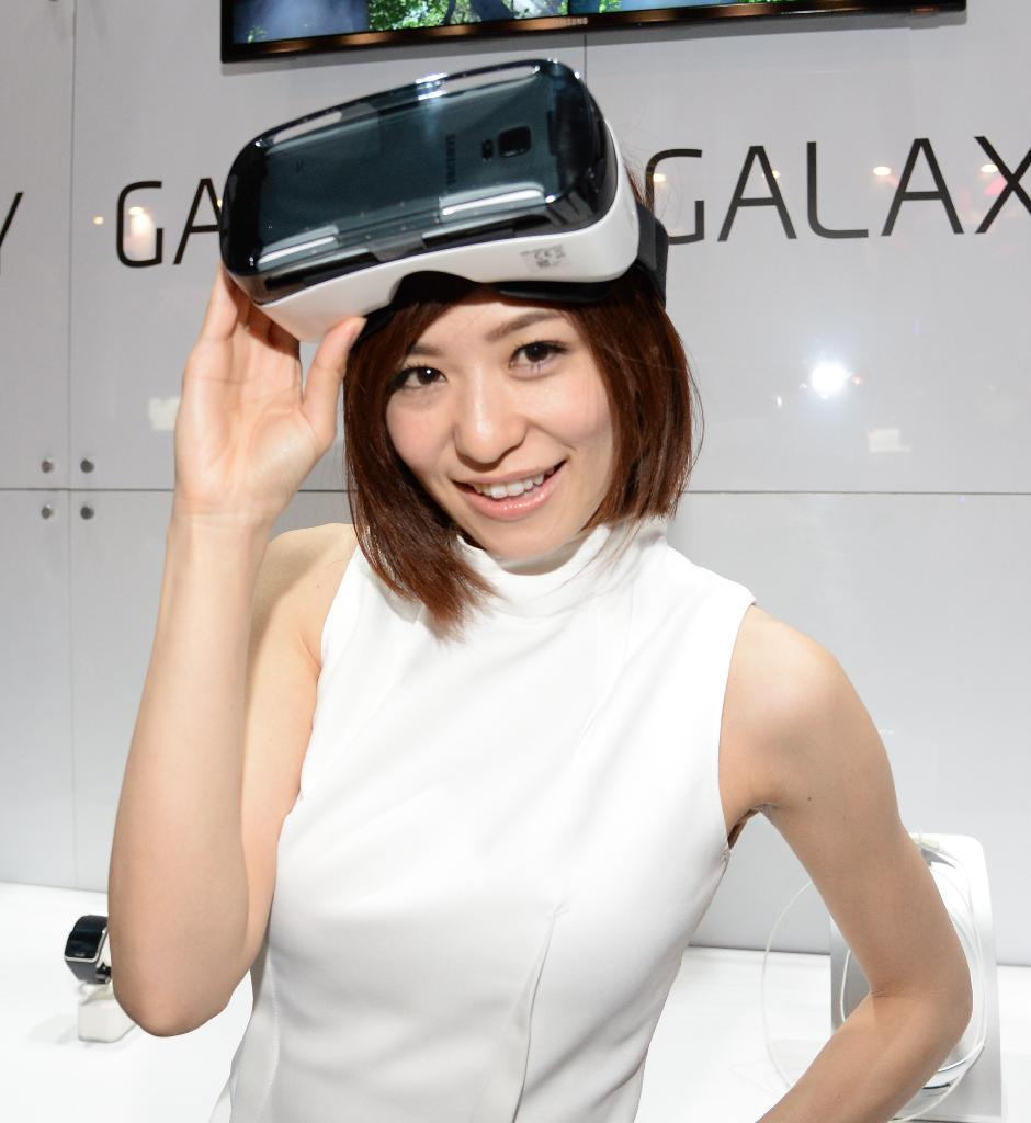 「サムスン電子」のブースで展示されている、ヘッドマウントディスプレイ「ＧＥＡＲ ＶＲ」（中で画面を見ることができ、頭を動かすことでプレイヤーを動かすことができる）＝18日午後、千葉市美浜区の幕張メッセ（撮影・大橋純人）