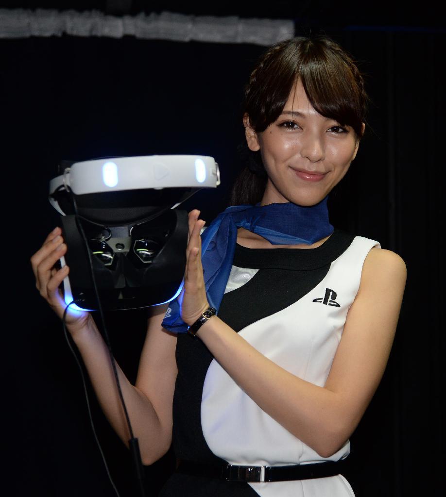 ソニーのブースではＰｌａｙＳｔａｔｉｏｎ４の映像をバーチャルで体験できる「Ｐｒｏｊｅｃｔ Ｍｏｒｐｈｅｕｓ」のＰＲが行われた＝18日午前、千葉市美浜区の幕張メッセ（撮影・大橋純人）
