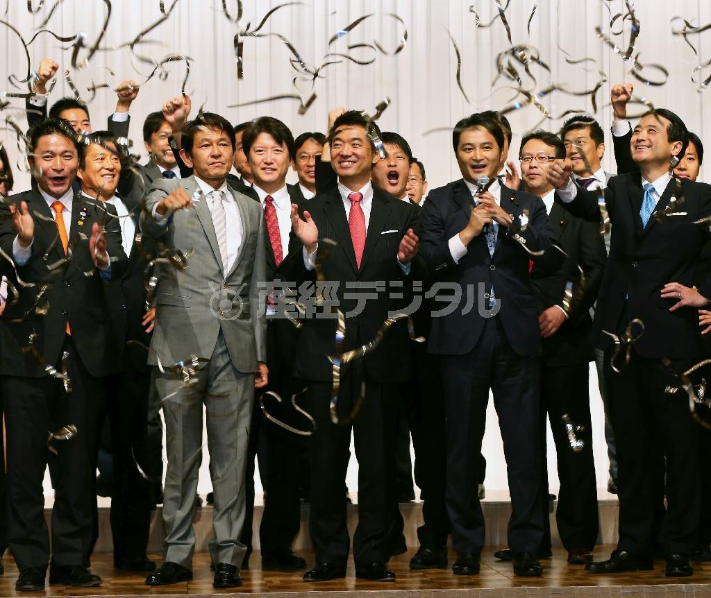 「維新の党」の結党大会で気勢を上げる共同代表の橋下（はしもと）徹氏（前列中央）、江田憲司氏ら（前列右端）＝２０１４年９月２１日午後、東京都港区（蔵賢斗撮影）