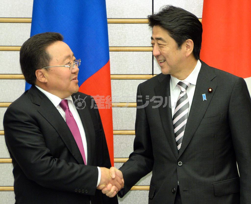 ７月に来日し、首脳会談を前に安倍晋三（しんぞう）首相（右）と握手を交わすモンゴルのツァヒアギーン・エルベグドルジ大統領＝２０１４年７月２２日、首相官邸（酒巻俊介撮影）