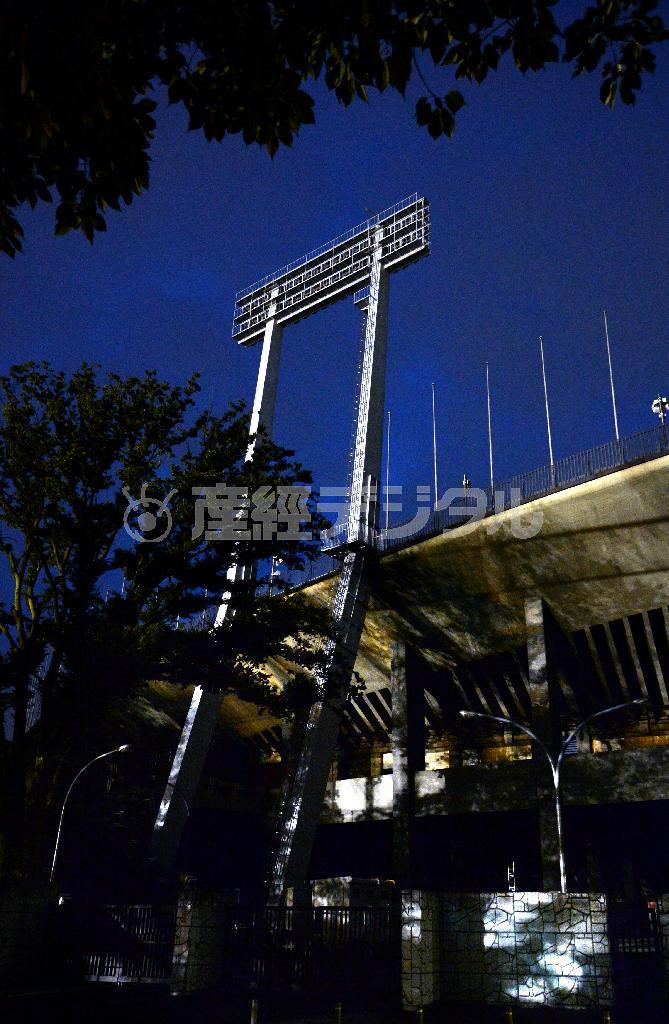 二度と輝くことのない照明塔…国立競技場は５０年の役目を終えて解体される＝２０１４年８月２９日、東京都新宿区霞ケ丘町（奈須稔撮影）