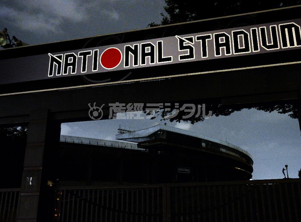 鉛色の夜空に溶け込む国立競技場＝２０１４年８月２９日、東京都新宿区霞ケ丘町（奈須稔撮影）