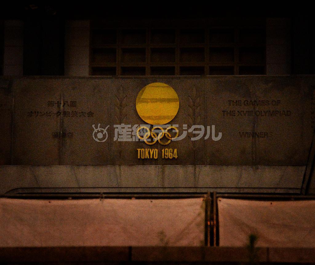 人気のない真っ暗な国立競技場に「ＴＯＫＹＯ＿１９６４」のエンブレムが輝いていた＝２０１４年８月２９日、東京都新宿区霞ケ丘町（奈須稔撮影）