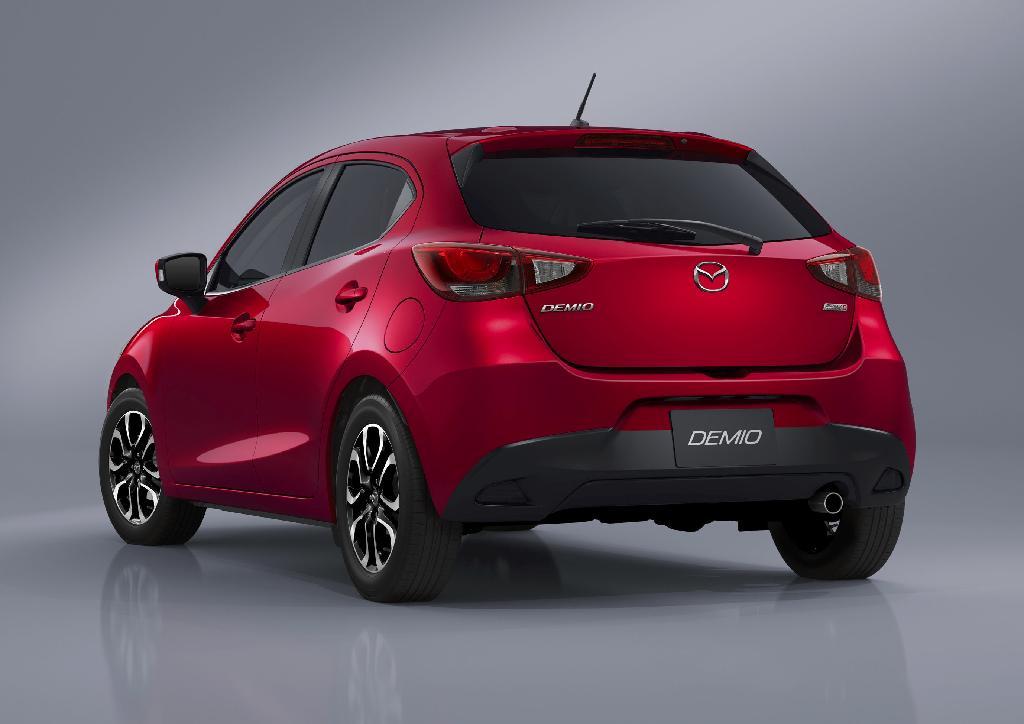 マツダの新型「デミオ」の後部