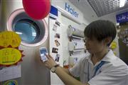 山西省太原市でクーラーや扇風機などを売る家電販売店の店員（中国新聞社）