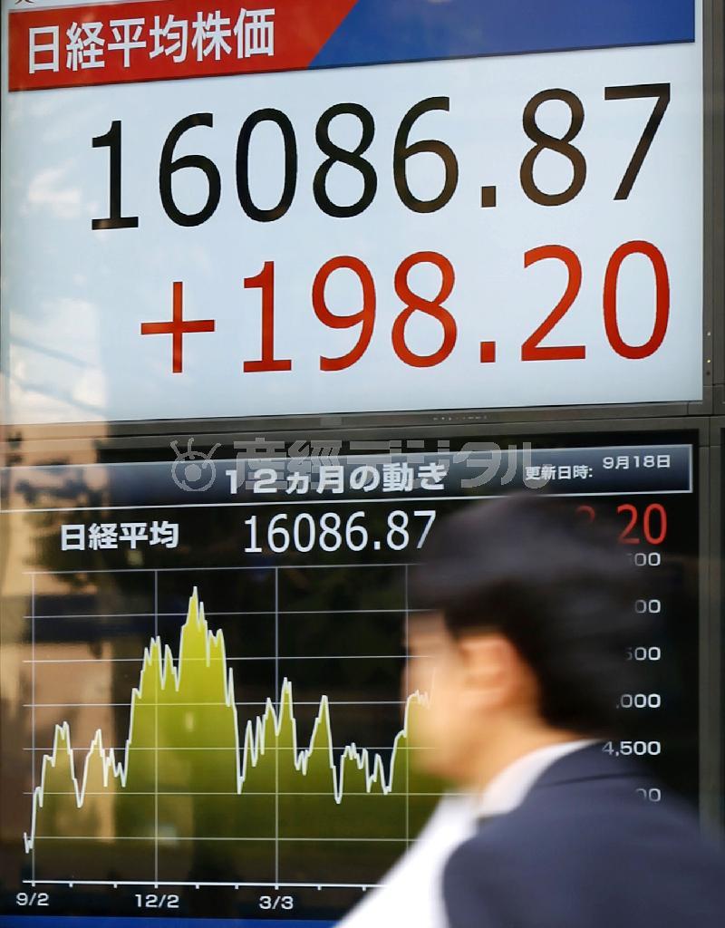 日経平均株価が１万６０００円台を回復したことを街頭のモニター＝２０１４年９月１８日、東京都中央区（共同）
