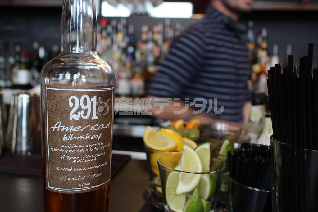 コロラド産のバーボン。地元産のレモンを軽くしぼって飲むのが定番だ＝２０１４年５月１６日、米コロラド州コロラドスプリングス（ディスカバー・アメリカ撮影）