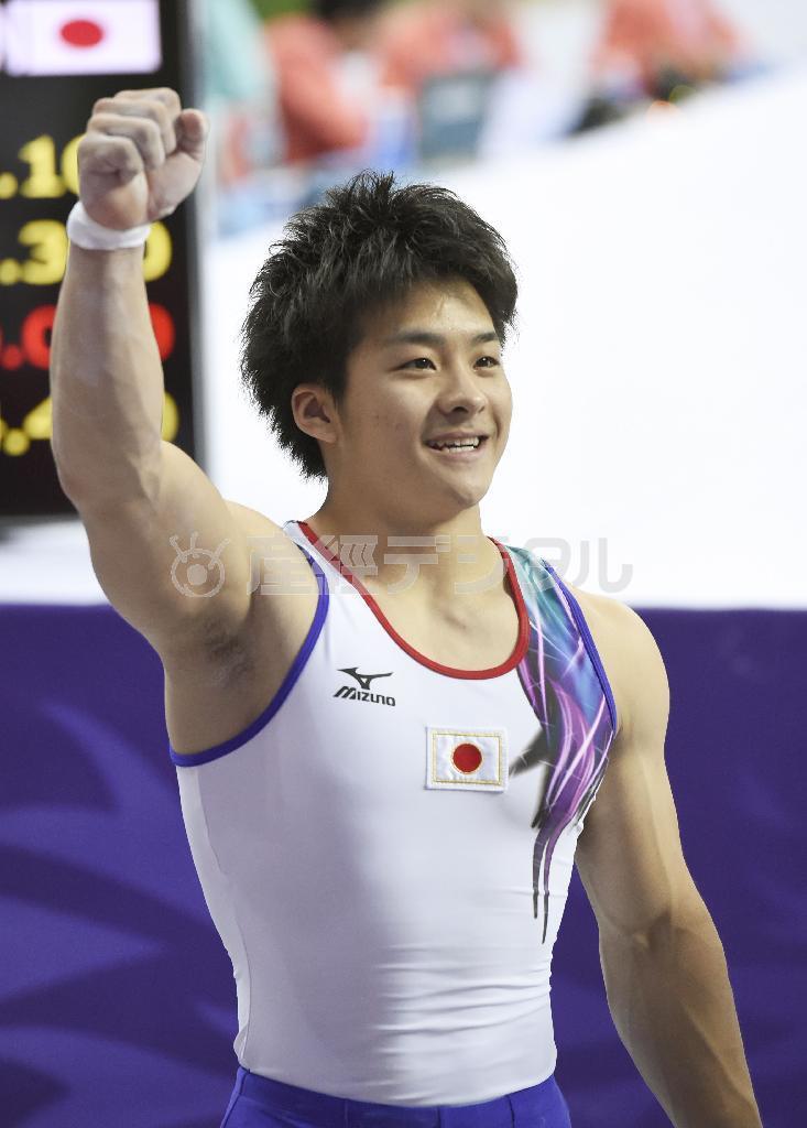 体操・男子個人総合決勝。金メダルに決まり、客席に向かってガッツポーズする神本（かもと）雄也＝２０１４年９月２３日、韓国・仁川（共同）