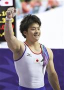 体操・男子個人総合決勝。金メダルに決まり、客席に向かってガッツポーズする神本（かもと）雄也＝２０１４年９月２３日、韓国・仁川（共同）