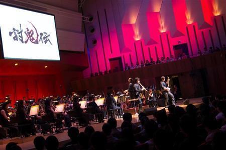 尺八と中棹三味線のユニットＨＩＤＥ＋ＨＩＤＥによるオーケストラと和楽器の華やかな合奏＝２０１４年９月１３日（提供写真）