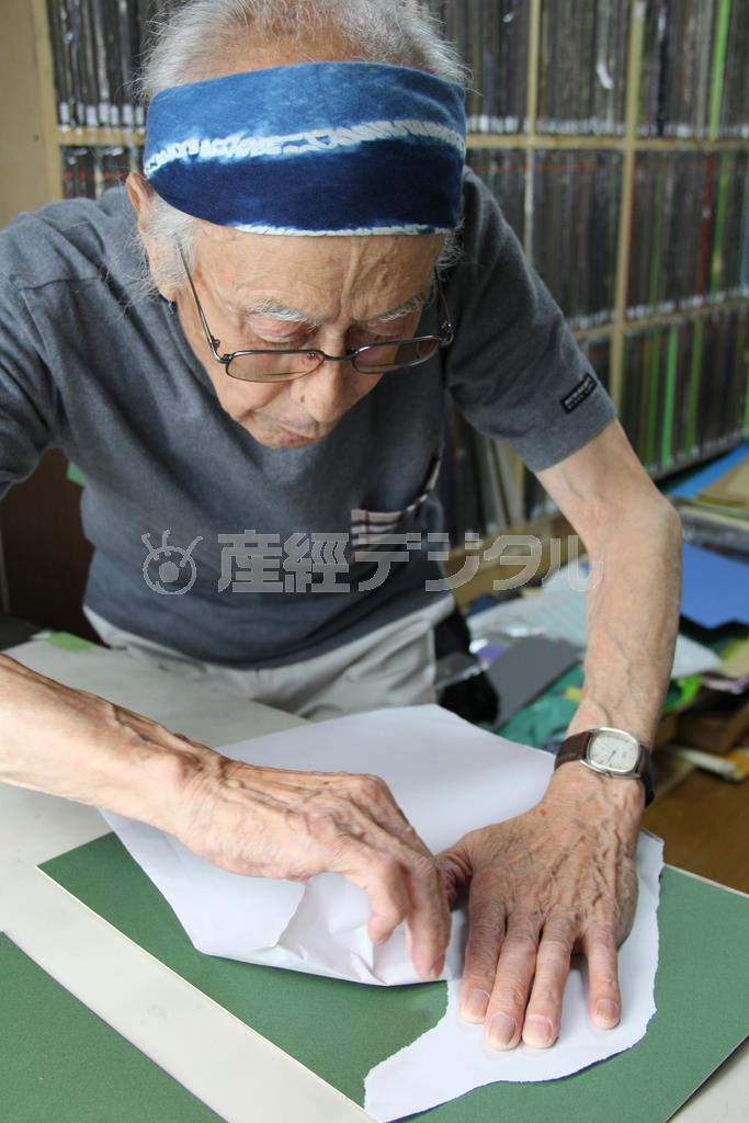 あっという間に紙を引きちぎって作品を完成させていくはり絵画家の内田正泰さん。その手さばきは９２歳とは思えないほど流麗で見事だ＝２０１４年９月１１日、神奈川県横浜市旭区（田中幸美撮影）