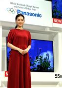 パナソニックが液晶テレビの新製品を発表会場に展示される４K液晶テレビ「ビエラ」の新製品のPRをする、女優の綾瀬はるかさん＝９月２５日、東京都江東区（早坂洋祐撮影）