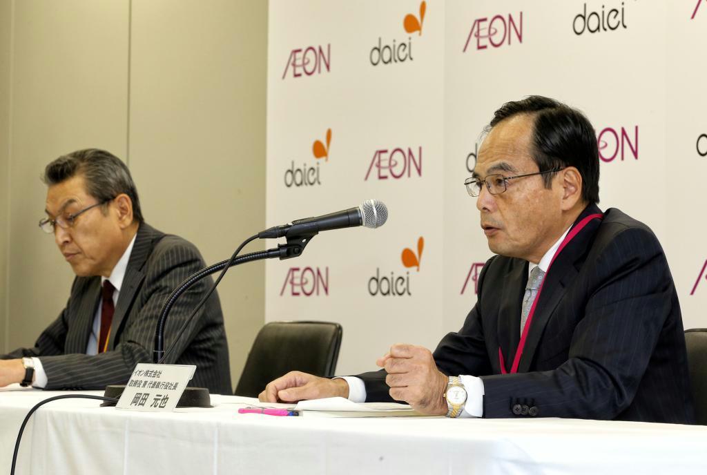 ダイエーの完全子会社化を発表するイオンの岡田元也社長。奥はダイエーの村井正平社長＝２４日、東京都千代田区