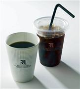 リニューアルされるセブンカフェのホットコーヒー（左）とアイスコーヒー