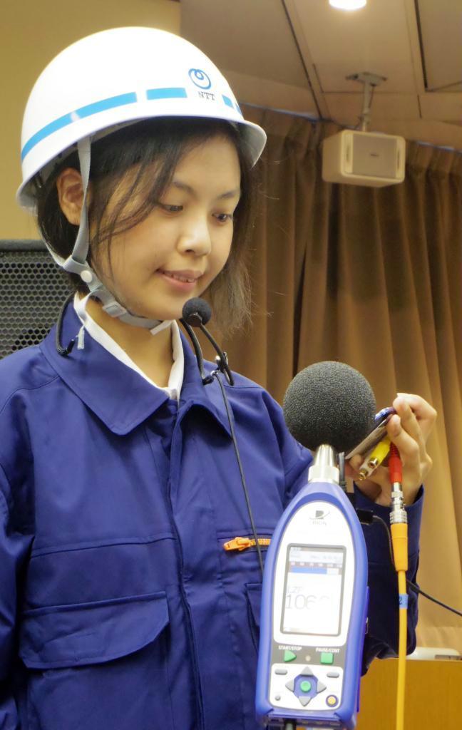 ＮＴＴが公開した、騒音下でもクリアに集音できる頭部装着型マイク＝２４日、東京都千代田区（米沢文撮影）