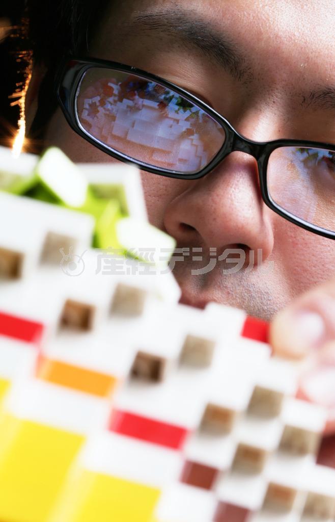 レゴ職人の大澤よしひろさん。頭に浮かぶ丸いイメージを四角いブロックで再現した＝２０１４年８月６日、東京都港区台場のレゴランド・ディスカバリー・センター東京（門井聡撮影）