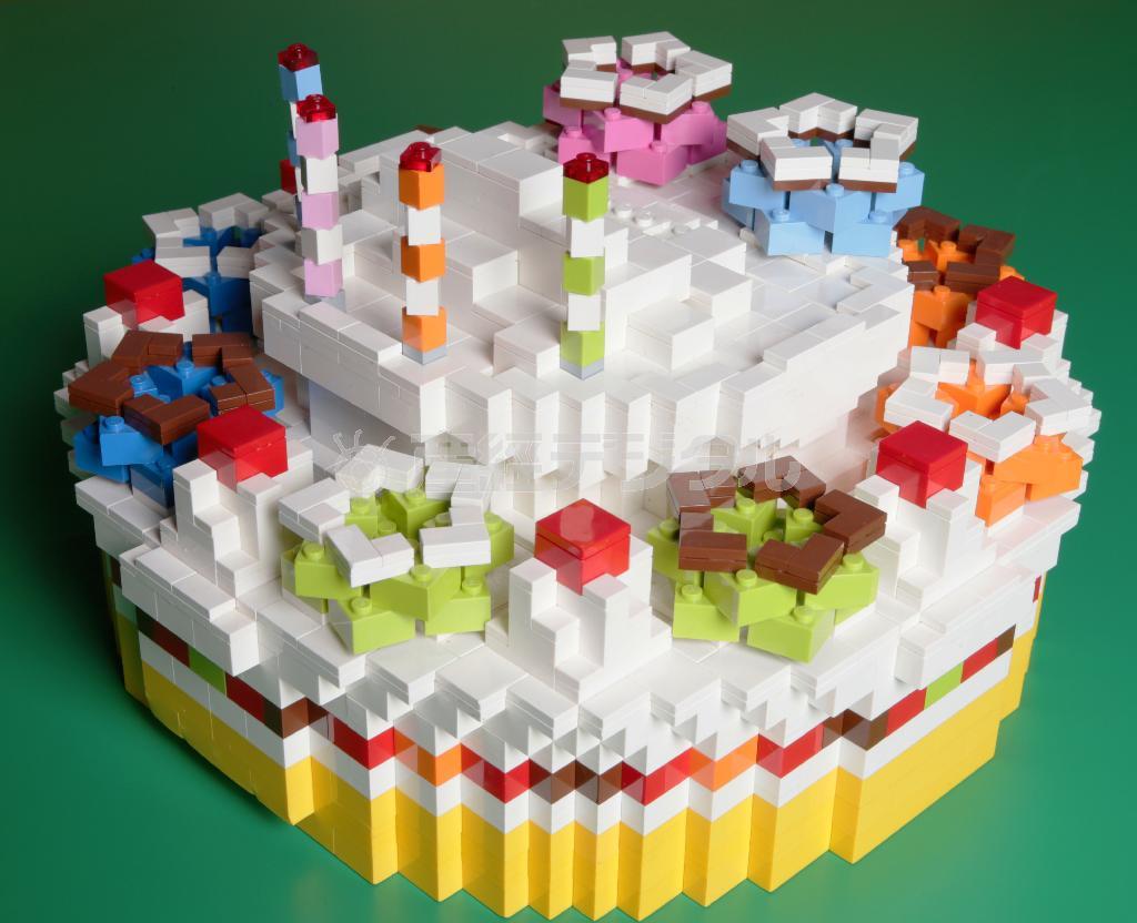 レゴでケーキを作った大澤よしひろさん。頭に浮かぶ丸いイメージを四角いブロックで再現した＝２０１４年８月６日、東京都港区台場のレゴランド・ディスカバリー・センター東京（門井聡撮影）