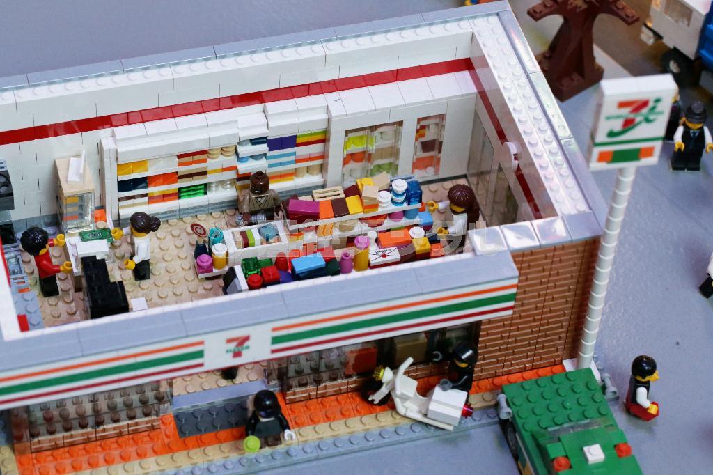 店の看板から店内のディスプレーまで細部にわたって精巧に組み立てられたセブン－イレブン＝２０１４年８月６日、東京都港区台場のレゴランド・ディスカバリー・センター東京（門井聡撮影）