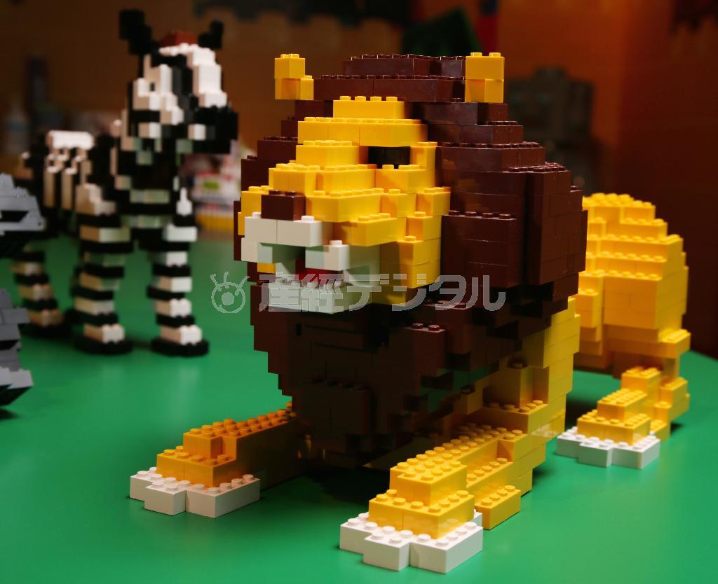レゴ職人、大澤よしひろさんの作品。ライオンやシマウマなど動物もお手の物＝２０１４年８月５日、東京都港区台場のレゴランド・ディスカバリー・センター東京（門井聡撮影）