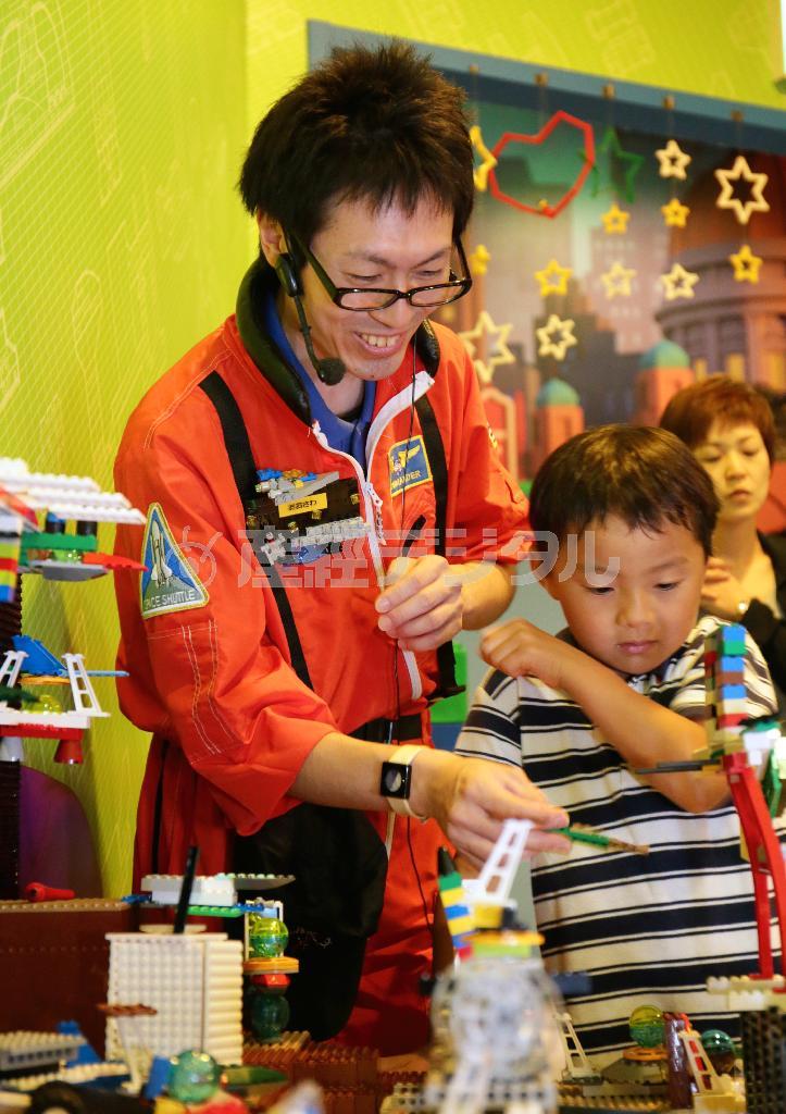 宇宙をテーマにしたレゴ教室で子供とふれ合う大澤よしひろさん＝２０１４年８月５日、東京都港区台場のレゴランド・ディスカバリー・センター東京（門井聡撮影）