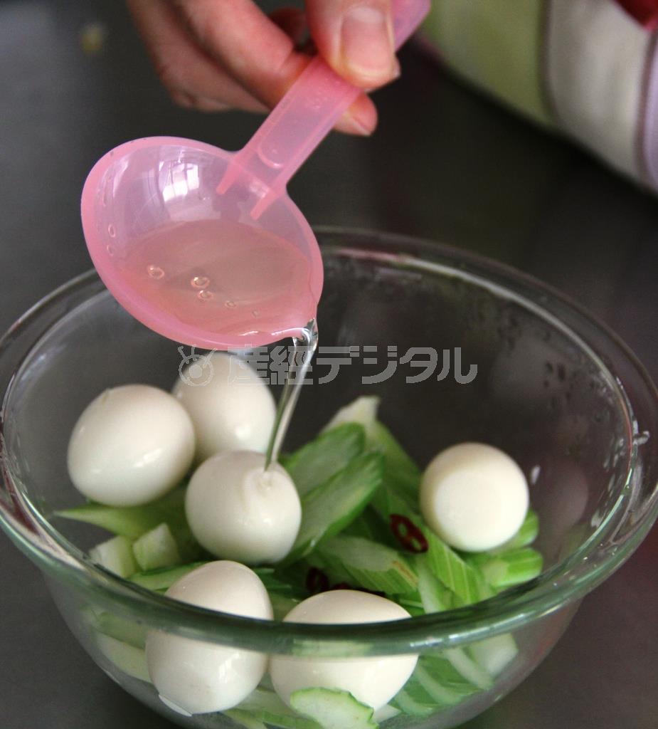 うずら卵とセロリの甘酢漬け。※７０ｋｃａｌ、塩分０．６グラム（１人分、田中幸美撮影）