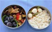 なすと豚肉、パプリカの梅みそ炒め弁当。６３２ｋｃａｌ、塩分２．２グラム（１人分）