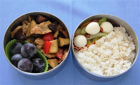 なすと豚肉、パプリカの梅みそ炒め弁当。６３２ｋｃａｌ、塩分２．２グラム（１人分）