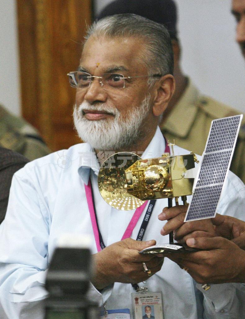 ２０１３年１１月、火星探査機の模型を手にするインド宇宙研究機構（ＩＳＲＯ）のラダクリシュナン議長（ＡＰ）