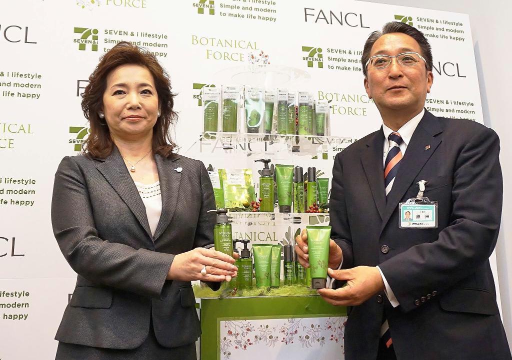「ボタニカルフォース」をＰＲするセブン－イレブン・ジャパンの鎌田靖常務執行役員（右）とファンケル化粧品の山岡万佑子社長＝２５日、東京都江東区