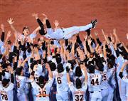 優勝を決め胴上げされる原辰徳監督＝横浜スタジアム（撮影・大西正純）