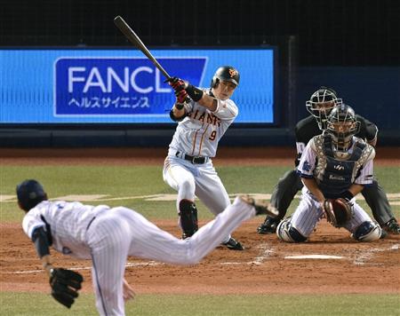 ４回巨人２死一、三塁、亀井が右前に先制打を放つ。投手井納＝横浜