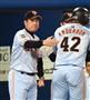 ６回、２ランＨＲを放ったレスリー・アンダーソンを迎える巨人・原辰徳監督＝横浜スタジアム（撮影・森本幸一）