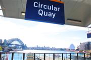 左手にハーバー・ブリッジ。右手に世界遺産シドニー・オペラハウス。サーキュラー・キー駅のプラットフォームから、シドニーのふたつのシンボルを一望