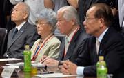 政府の説明を聞くの飯塚繁雄代表（右）、横田早紀江さん（右から３人目）ら拉致被害者家族会のメンバー＝２０１４年９月１９日午後、東京都千代田区の内閣府（三尾郁恵撮影）