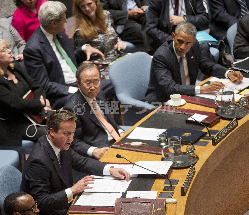 国連安全保障理事会首脳級特別会合でデービッド・キャメロン英首相（左）の発言を見守るバラク・オバマ米大統領（右）と国連の潘基文事務総長（中央）＝２０１４年９月２４日、米ニューヨーク（ＡＰ）