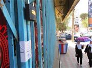 ９月２２日、アフガニスタンの首都カブールで、税務当局によって閉鎖させられた飲食店。町の道路は整備され、タリバン政権時代には禁止された女性の写真を使ったポスターは普通の風景になった。女子の就学率が上がり、多くの女子生徒が町を歩く＝２０１４年（岩田智雄撮影）