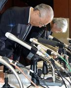 会見で謝罪した朝日新聞社の木村伊量社長（手前）、杉浦信之取締役編集担当＝１１日午後、東京・築地
