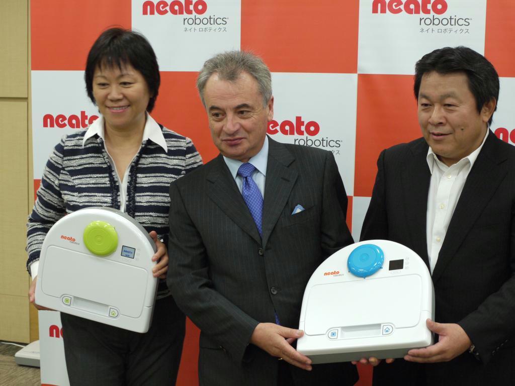 ロボット掃除機「ボットバック」の日本発売を発表する米ネイトロボティクスのジャコモ・マリーニ会長（中央）ら＝２６日、東京都千代田区