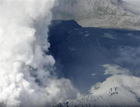 噴煙が激しく立ち上る御嶽山の火口付近。中央上と右下は山小屋＝２７日午後２時２８分、共同通信社機から