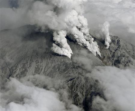 噴煙が立ち上り、山肌が火山灰に覆われた御嶽山＝２７日午後２時１４分、共同通信社機から