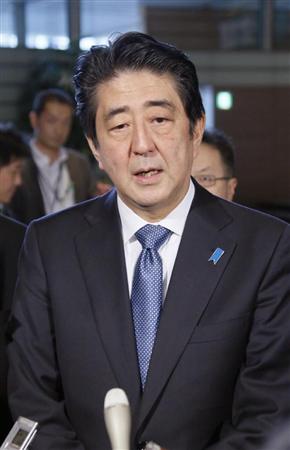 御嶽山の噴火を受け、記者団の質問に答える安倍首相＝２７日午後、首相官邸