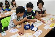 堺マザーズハローワークの親子向けセミナーに参加する親子ら＝堺市堺区