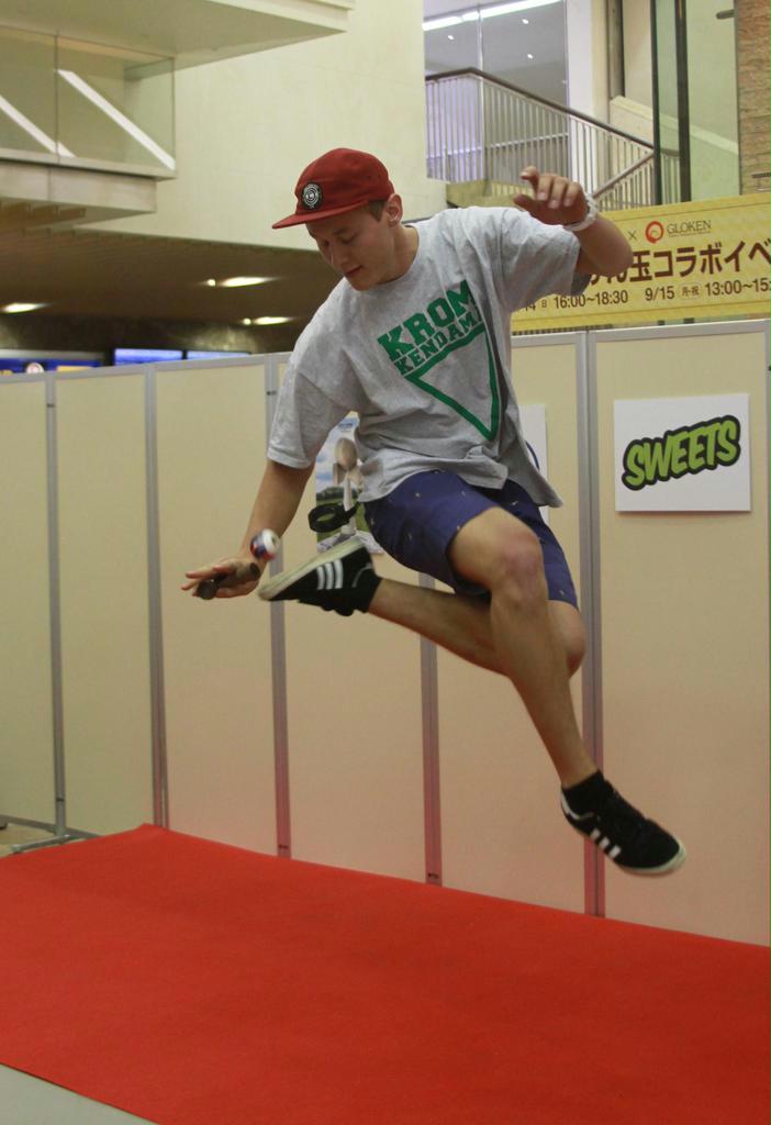 難易度の高い技を次々と繰り出し、華麗なステップも。けん玉イベントで観客を魅了した外国人プロの独創的なプレー＝１４日、東京都新宿区