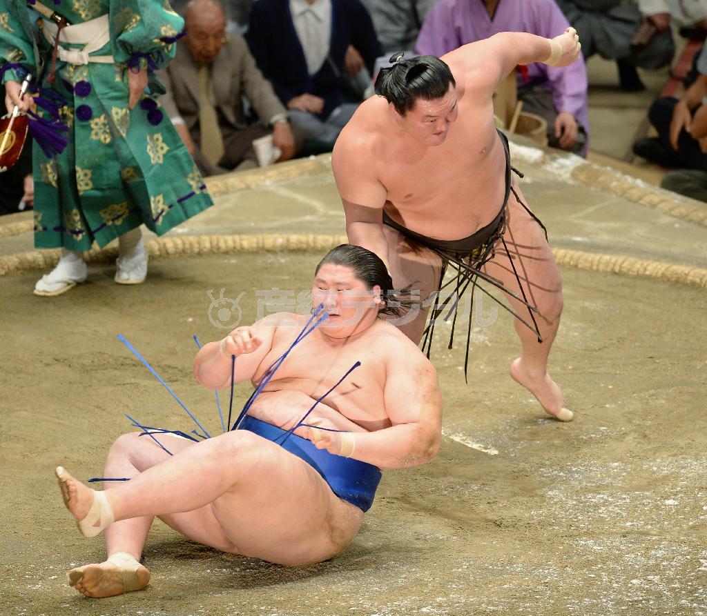 上手出し投げで新入幕逸ノ城（左）を下した横綱白鵬。「怪物」の挑戦を退け１敗を守った＝２０１４年９月２７日、東京都墨田区・両国国技館（今野顕撮影）