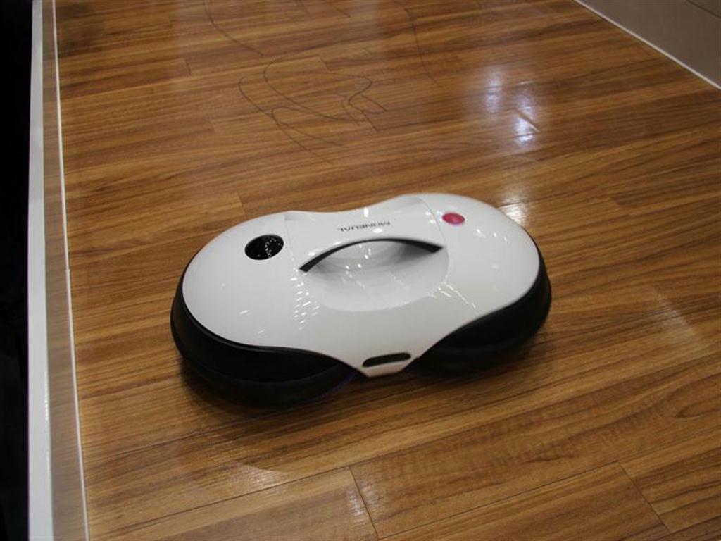 ＭＯＮＥＵＡＬの２つのモップを底面に配置した床拭きロボット