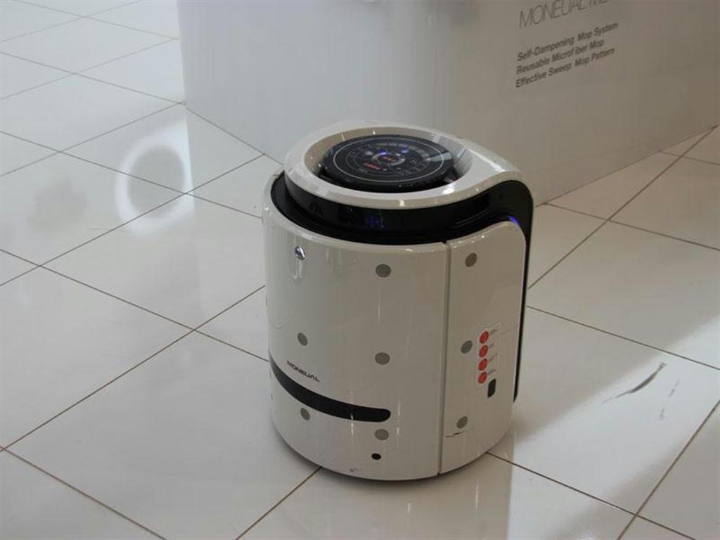 室内を移動しながら空気をキレイにする空気清浄機。こちらは参考出品