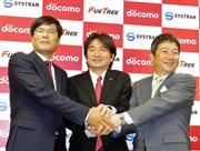 翻訳会社の設立を発表したＮＴＴドコモの栄藤稔執行役員（中央）ら＝２９日、東京都千代田区（米沢文撮影）